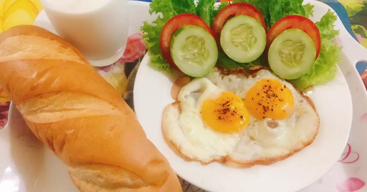 Bánh mì trứng ốp là món ăn ngon cho trẻ biếng ăn từ 2-5 tuổi.webp